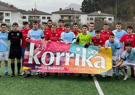 Los jugadores de Preferente de la UDA y el Aloña Mendi mostraron su apoyo a la Korrika antes del partido.