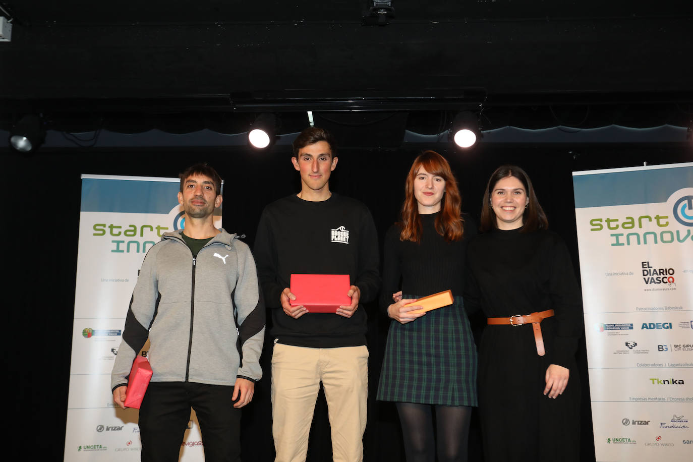 1º clasificado Categoría mayores 18 años: Waves de Irungo La Salle. Ander Fuentes e Imanol Rodríguez; Leire Zabalbide (profesora) e Irene Dunait (Wisco)