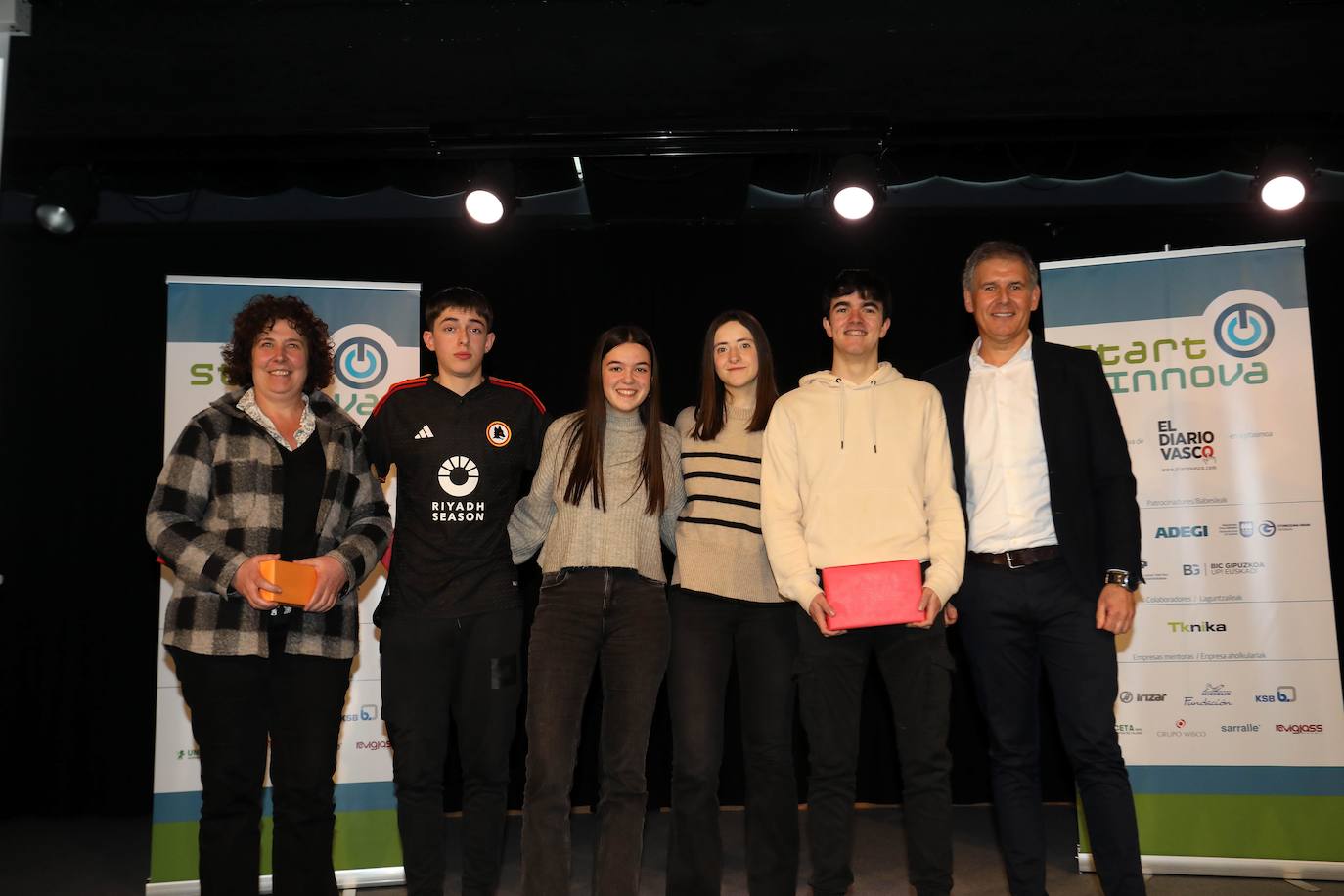 1º clasificado Categoría 16-17 años: EH3 de Elkar Hezi (Oñati). Jon Galdos Oliveros, Maria Guridi Murua, Olaia Anduaga Chinchurreta, Pablo Arenaza Agirre; Beatriz Kortabarria (profesora) y Mikel Sarriegi (Adegi).