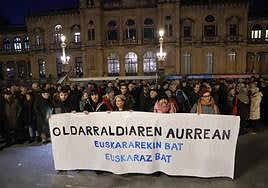 Donostiako udaltzaingo lanpostuetan euskara eskatzearen aurkako sententzia salatzeko elkarretaratzeko irudia.