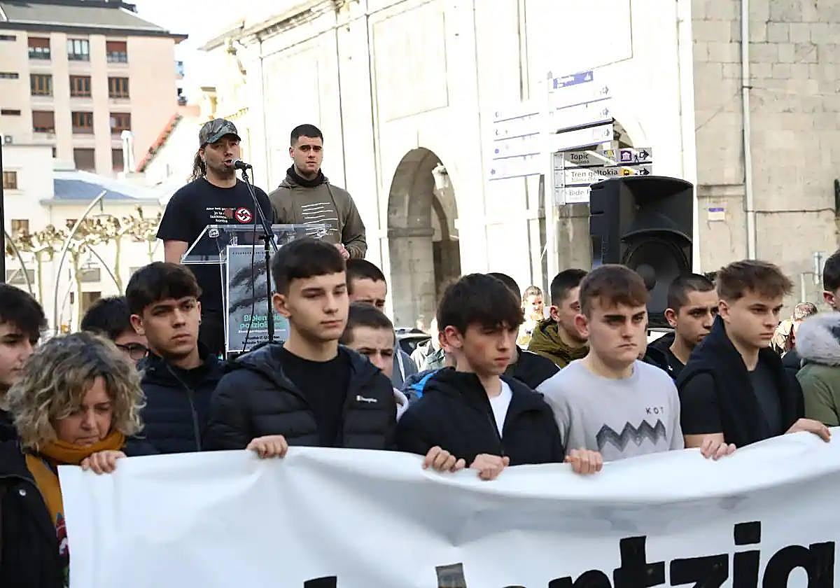El padre del herido, Jon Pazos, habló este sábado en la concentración en la concentración