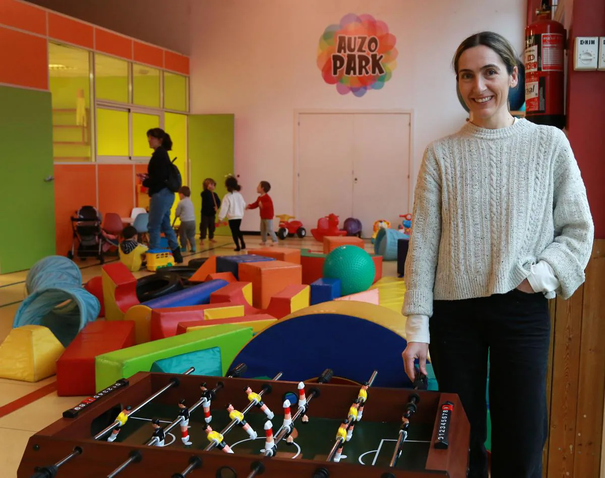 Andrea Valoria, en el centro de ocio infantil Auzopark de Irun, que ha cogido el testigo de la guardería Auzokids que regentaba su madre y que tuvo que cerrar a comienzos de este curso.