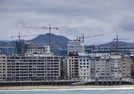 Vista parcial de las viviendas del Paseo de la Concha, en San Sebastián.