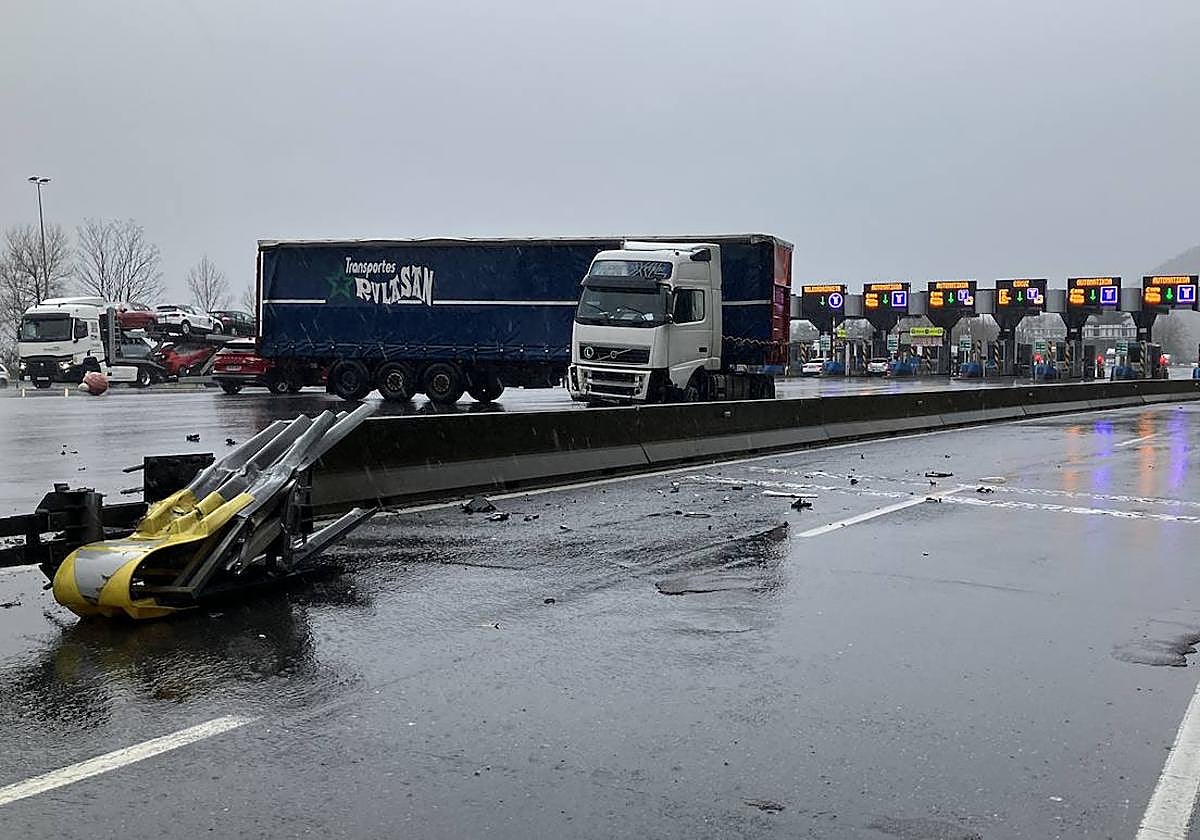 Imagen del vehículo accidentado a pocos metros del peaje de la AP-8.