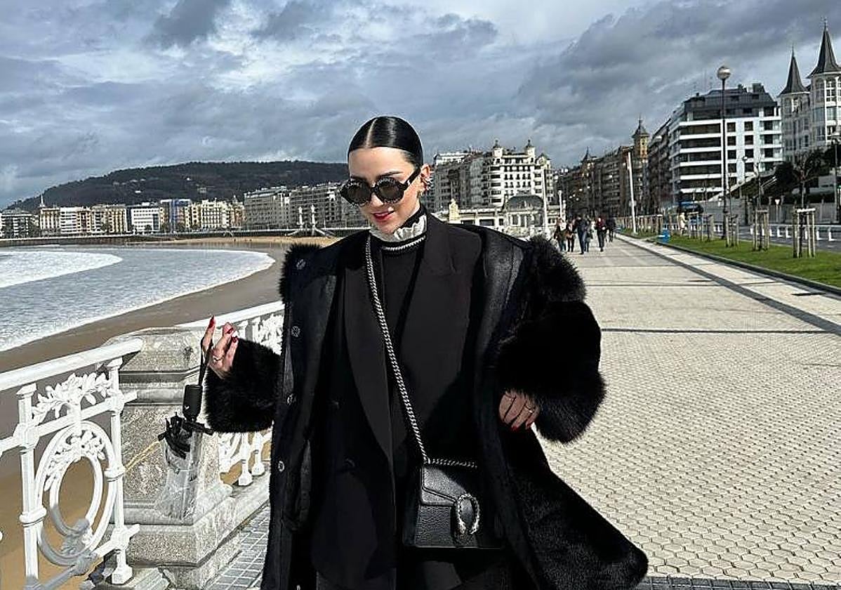 La famosa mexicana que disfruta de los paseos por San Sebastián a pesar del paraguas