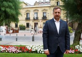 Kerman Orbegozo posa en el exterior del Ayuntamiento de San Sebastián.