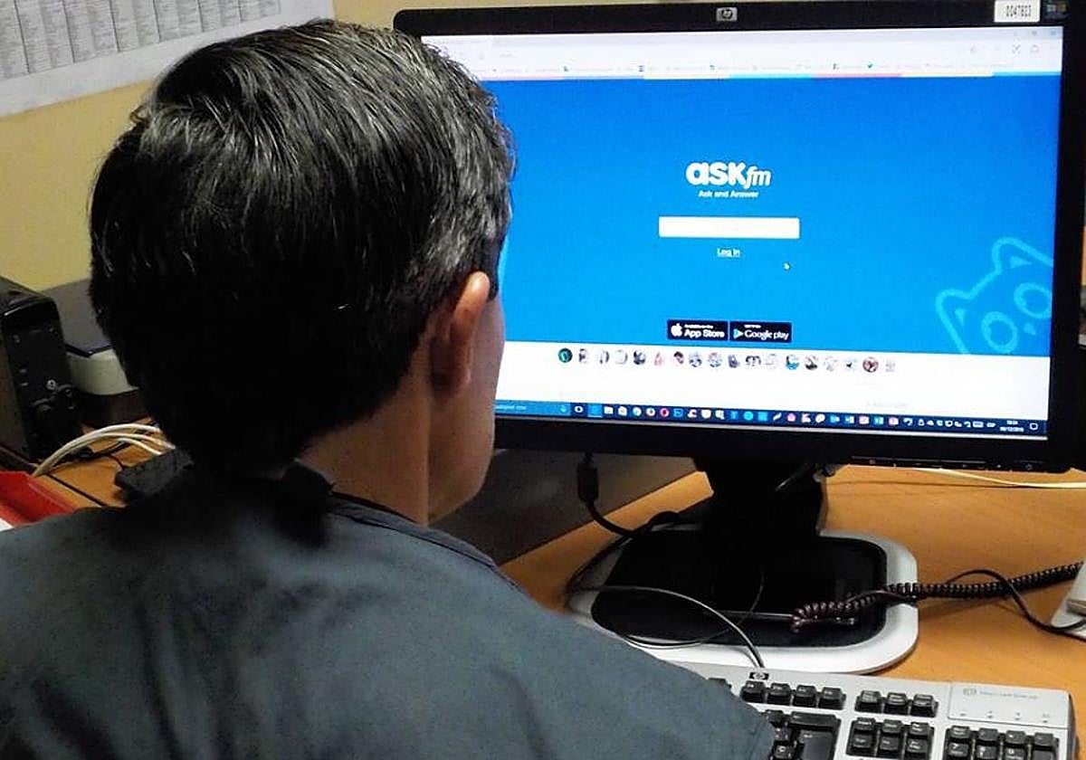 Un agente de Policía Foral frente a un ordenador.