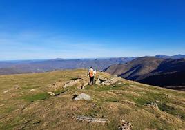 Tras luchar con la fuerza del viento, se impusieron las ganas de disfrutar de las vistas. Un par de minutos después desistimos