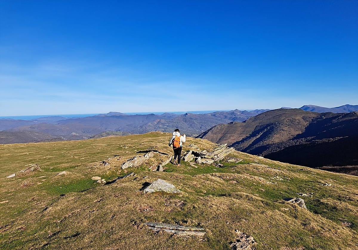 Tras luchar con la fuerza del viento, se impusieron las ganas de disfrutar de las vistas. Un par de minutos después desistimos