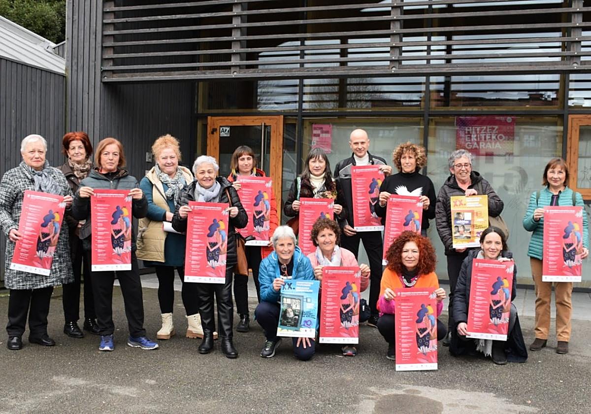 Agentes que conforman la programación de marzo en torno a la mujer, ayer en el exterior de Emakumeen Etxea.