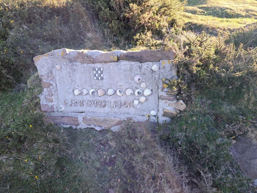 Disfrutando de las vistas desde la cima de Azkenatz