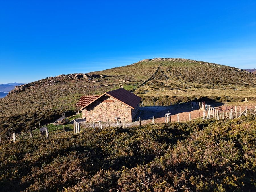 Disfrutando de las vistas desde la cima de Azkenatz