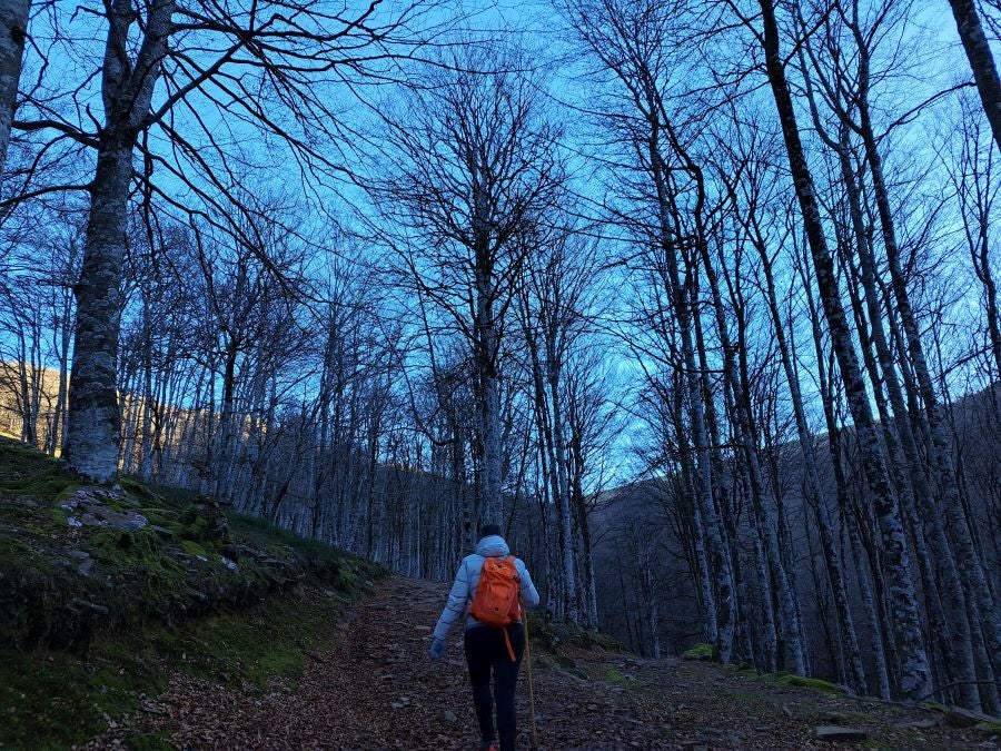 Disfrutando de las vistas desde la cima de Azkenatz