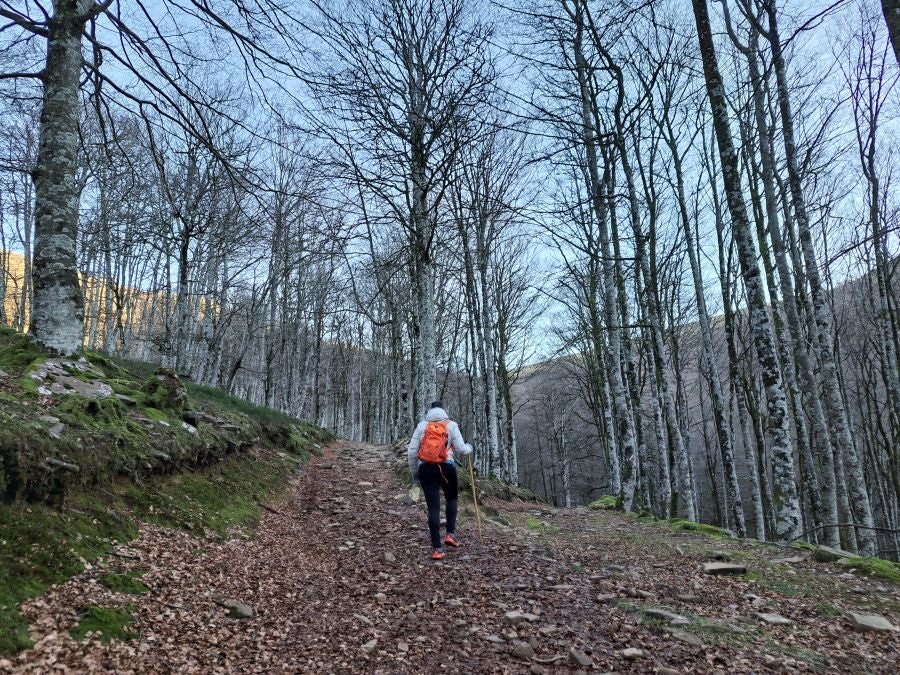 Disfrutando de las vistas desde la cima de Azkenatz