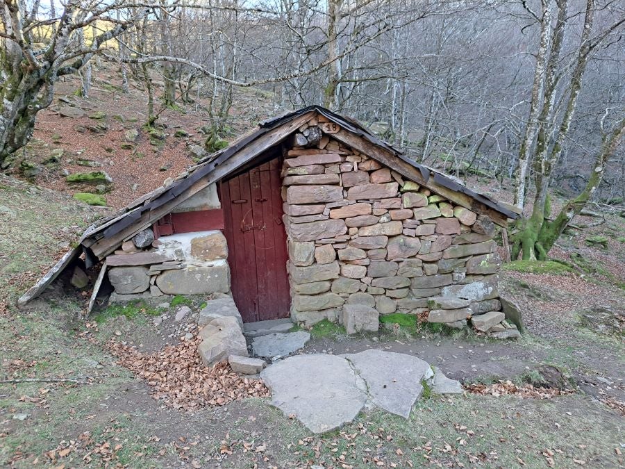 Disfrutando de las vistas desde la cima de Azkenatz