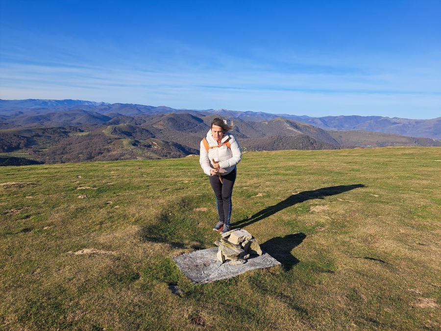 Disfrutando de las vistas desde la cima de Azkenatz