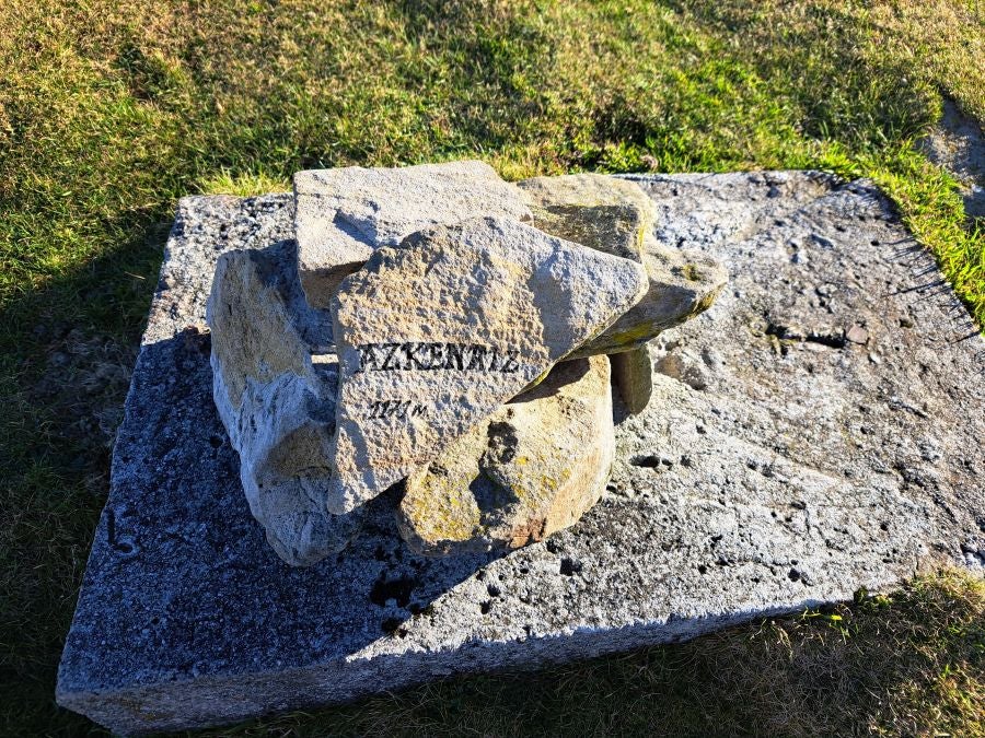 Disfrutando de las vistas desde la cima de Azkenatz