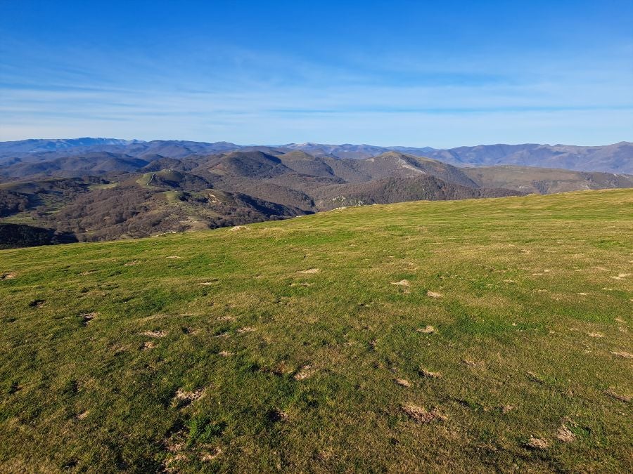 Disfrutando de las vistas desde la cima de Azkenatz