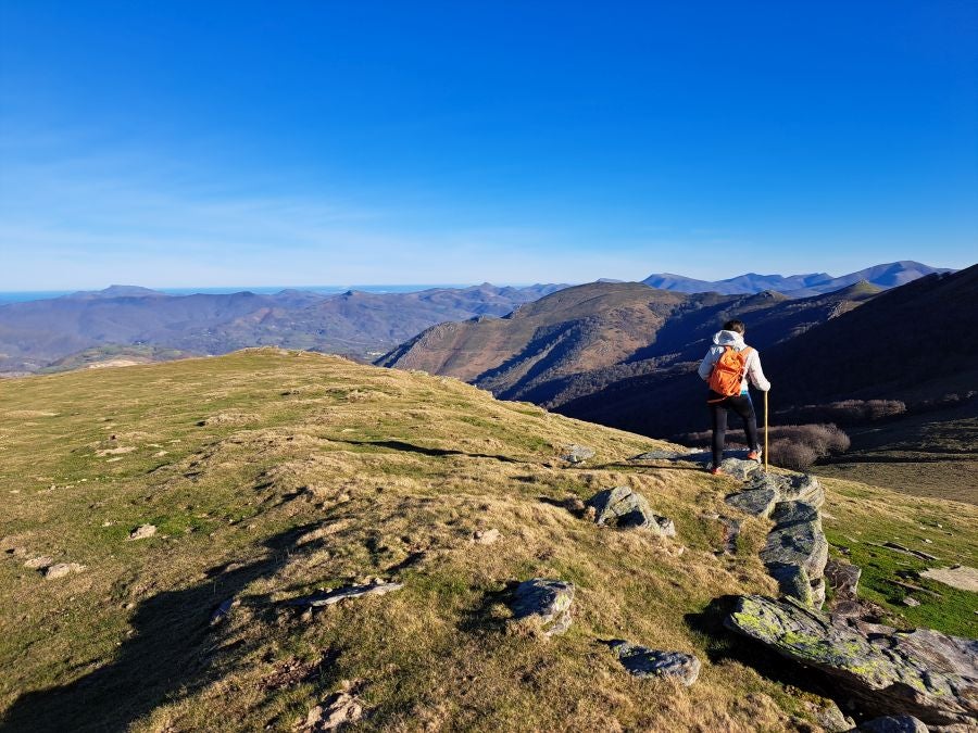 Disfrutando de las vistas desde la cima de Azkenatz