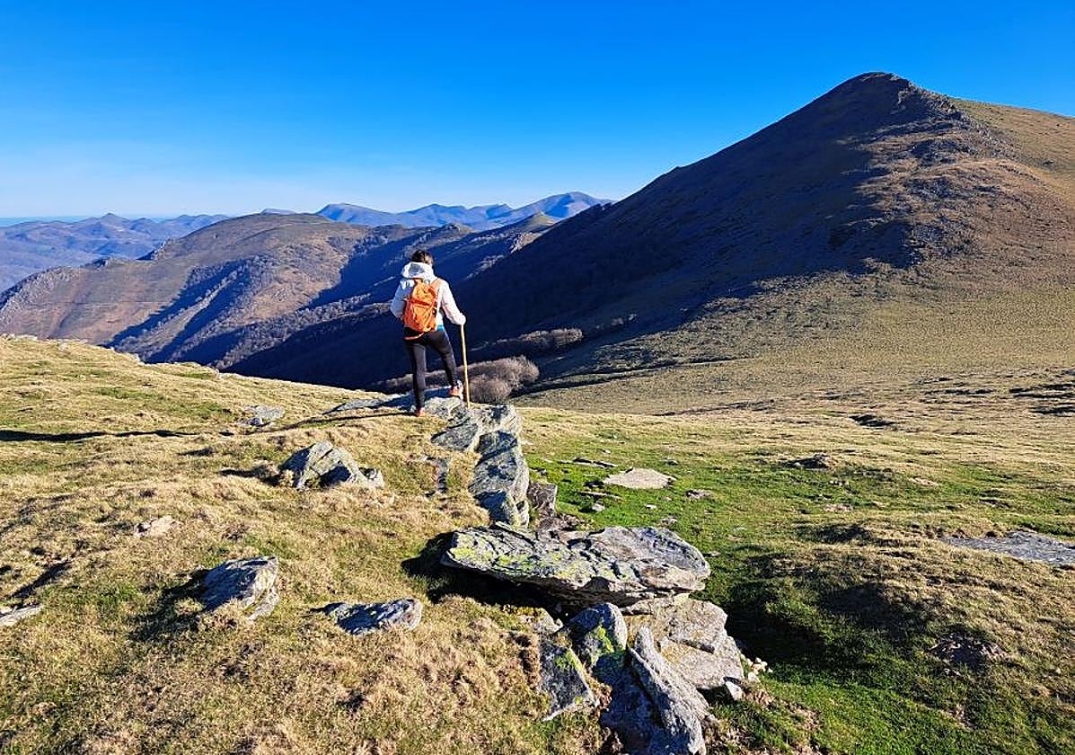 Disfrutando de las vistas desde la cima de Azkenatz
