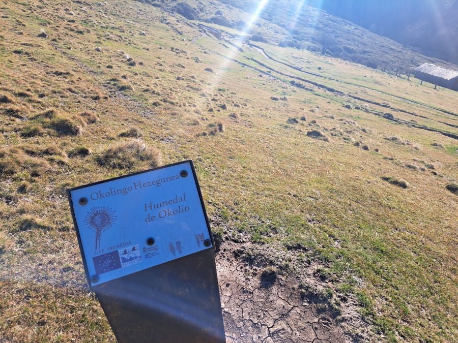 Disfrutando de las vistas desde la cima de Azkenatz