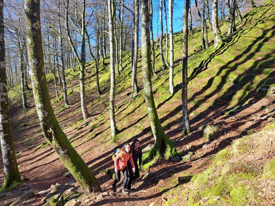 Disfrutando de las vistas desde la cima de Azkenatz