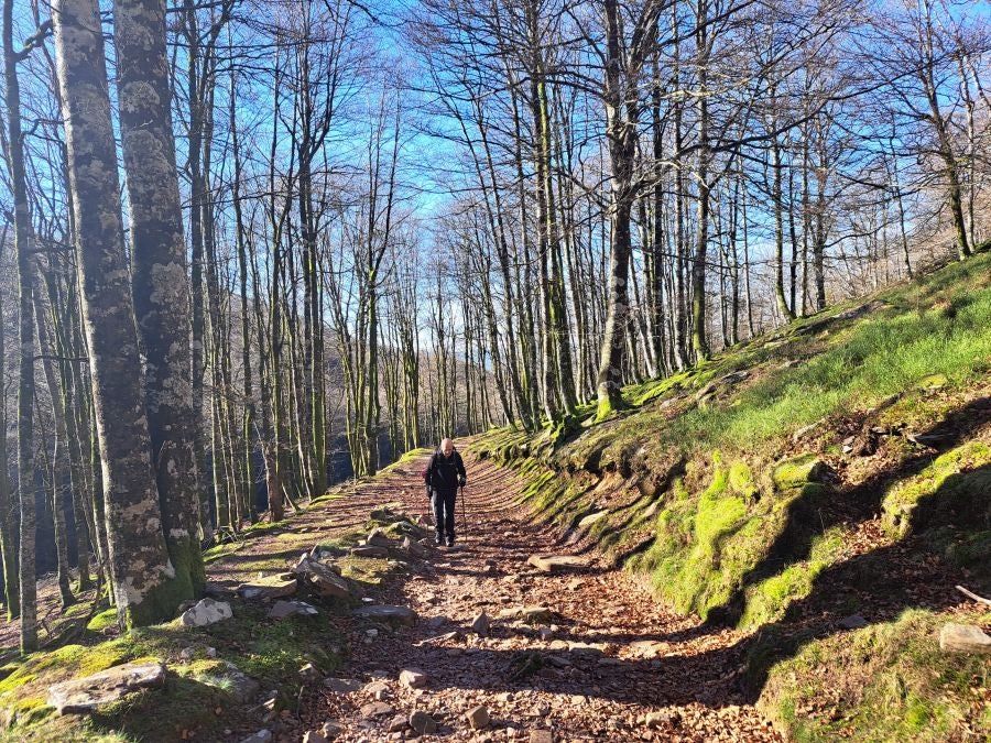 Disfrutando de las vistas desde la cima de Azkenatz