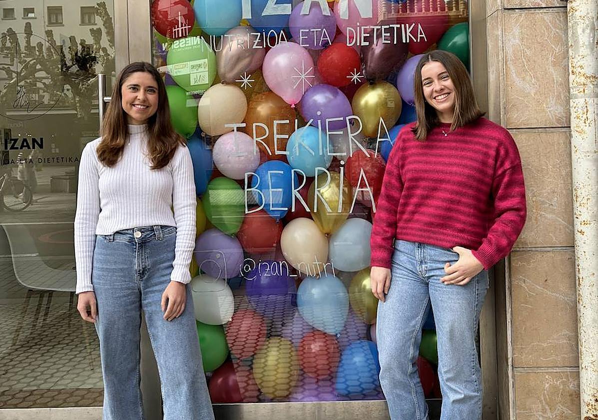 Alazne Mindegia y June Ibarguen, en el exterior del centro.