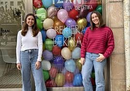 Alazne Mindegia y June Ibarguen, en el exterior del centro.