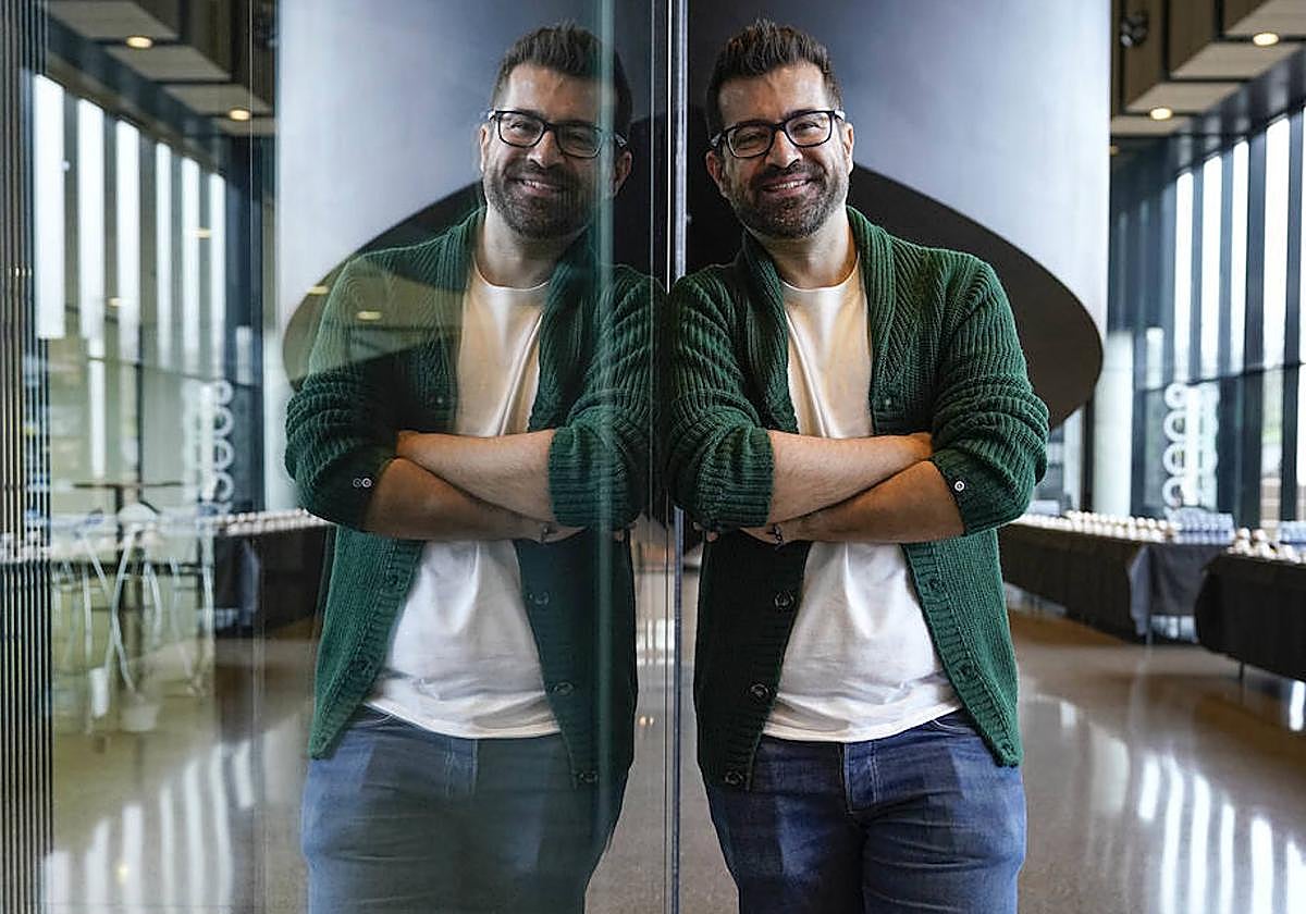 César Poyatos visita la sede de Orona en Hernani para impartir una conferencia sobre Inteligencia Artificial y su uso en las aulas.