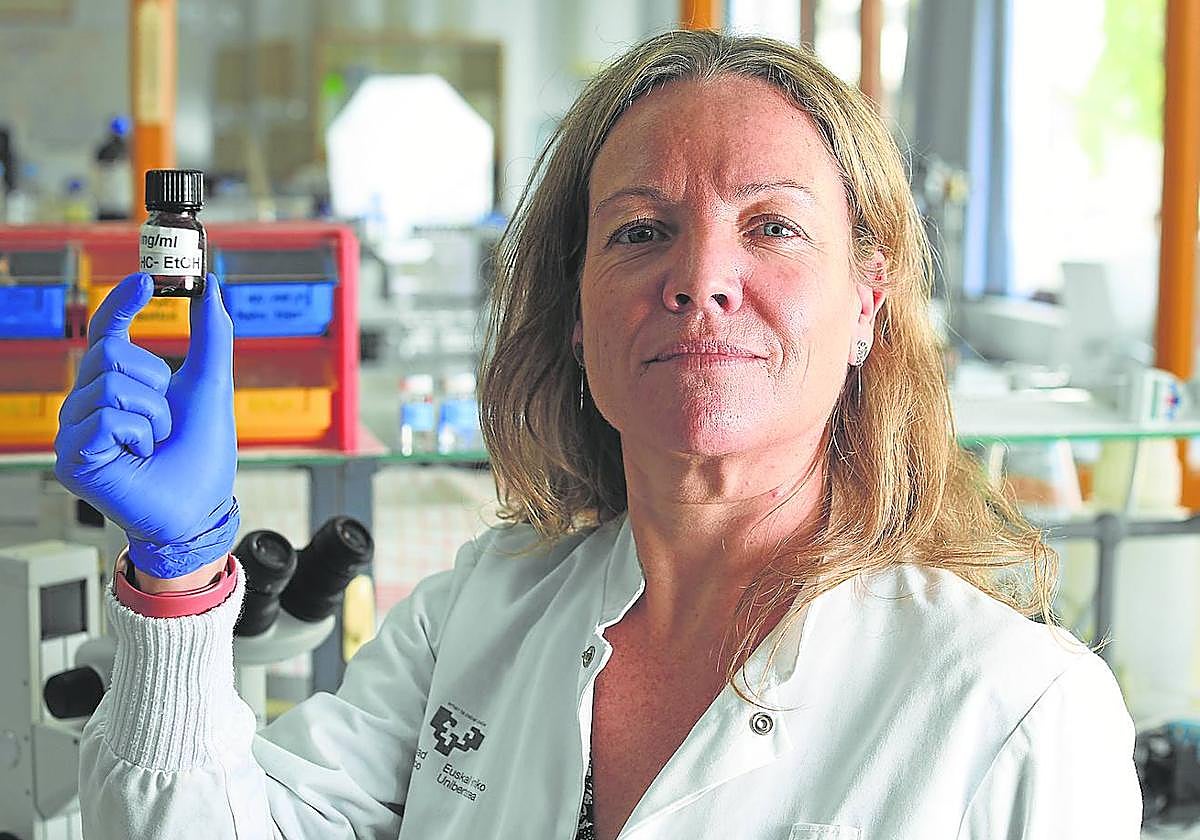 Leyre Urigüen, en su laboratorio de la UPV-EHU con un frasco con compuestos cannabinoides.
