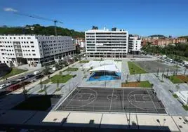 La plaza Arteleku de Txomin, con la cancha de baloncesto en primer plano.