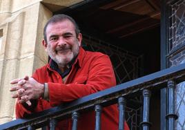 Mikel Aguirre posa en el balcón de su casa en Donostia.