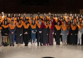 Los alumnos graduados por la Universidad de Deusto posan con sus orlas.