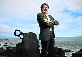 Eneko Andueza posa en 'El Peine del viento', en San Sebastián.