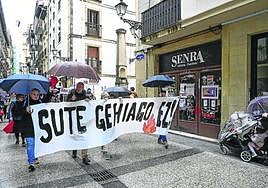 Vecinos de la Parte Vieja se manifestaron el sábado por las calles del barrio para reclamar al consistorio que «tome medidas de control en las cocinas de bares y restaurantes para evitar más incendios». Parte Zaharrean Bizi, convocante de la marcha, cifra en 16 los fuegos contabilizados en la hostelería de lo Viejo en los últimos meses.