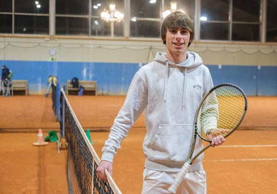 Alex Aldaz, en las instalaciones del club Tenis de San Sebastián en Ondarreta.