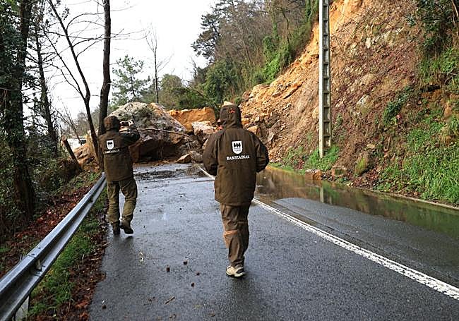 Galería de fotos del desprendimiento de tierra en la subida al faro de Higer en Hondarribia