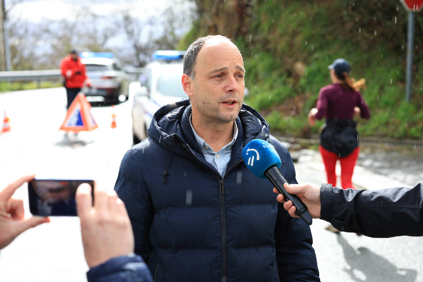 Desprendimiento de tierra en la subida al faro de Higer en Hondarribia