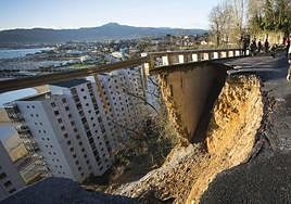 Un fuerte temporal en febrero de 2014 provocó un enorme socavón en la carretera GI-3361