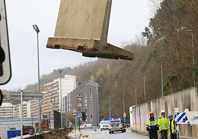 La Diputación colocó ayer los 50 bloques de hormigón de 2 metros de largo y 4 de alto que conforman el muro de protección.