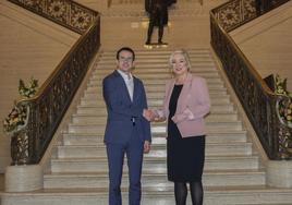 Pello Otxandiano y Michelle O'Neill, en el palacio de Stormont