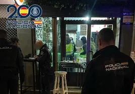 El registro del bar de Irun por parte de agentes de la Policía Nacional.