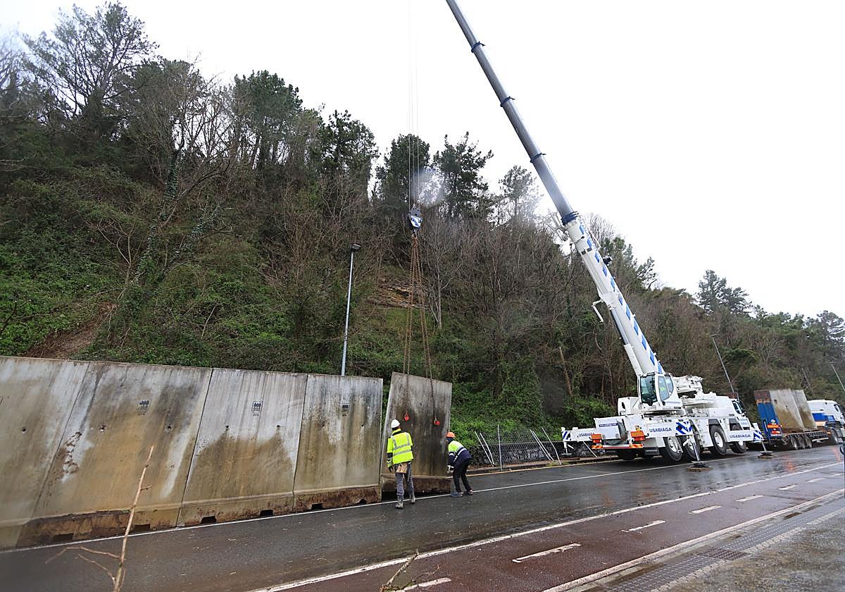 Las labores para estabilizar la ladera han comenzado este lunes.