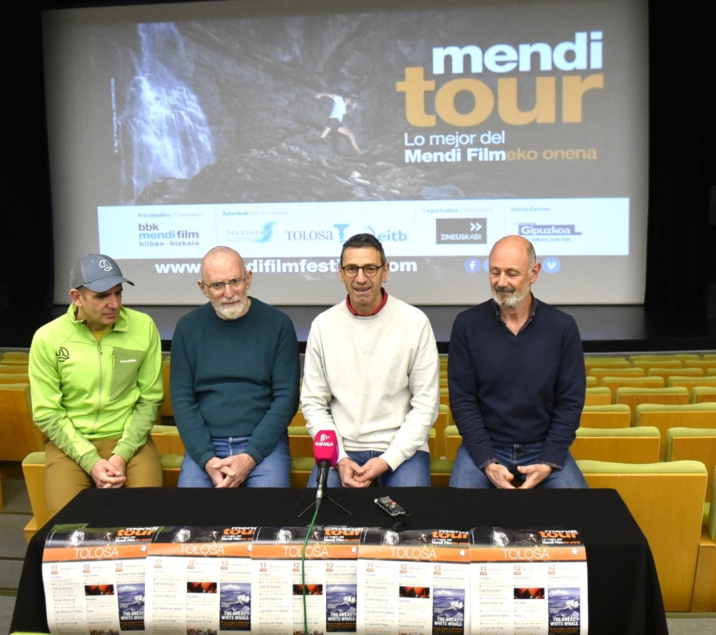 Representantes de la organización junto con el alcalde, durante la presentación del festival.