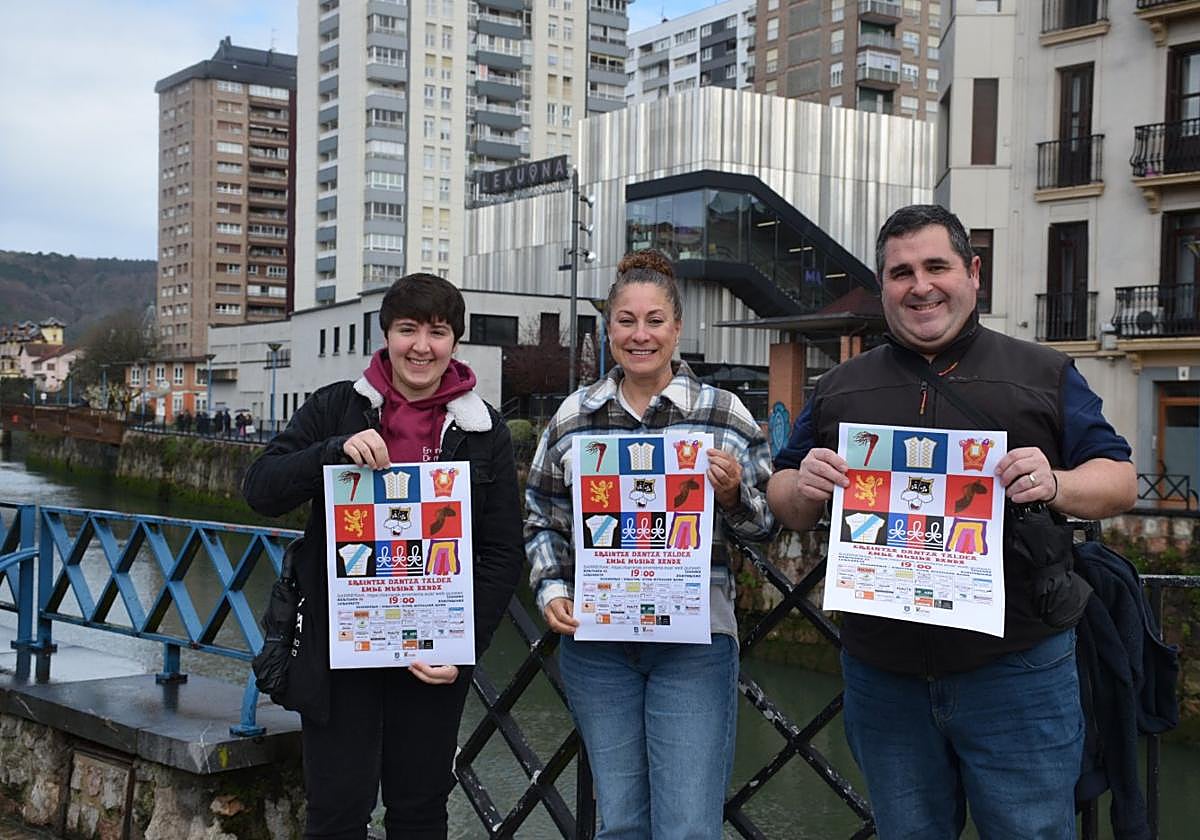Onintza Agirrezabala, dantzari de Ereintza DantzaTaldea, Maite Gartzia, concejala de Cultura, y Aitor Mitxelena director artístico del espectáculo.