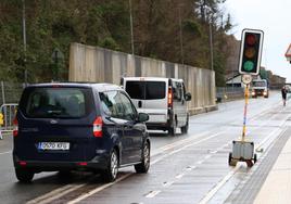 Un semaforo provisional regulaba ayer el tráfico en la carretera del puerto en Hondarribia.