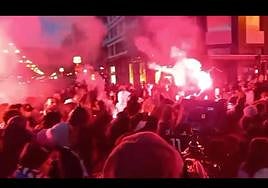 Bengalas, palos y caras tapadas: así ha sido el desfile de los aficionados del PSG