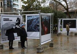 Exposición 'Ihesa Zilegi Balitz. Huir es un Derecho. Ce Sont des Personnes' en el Boulevard donostiarra