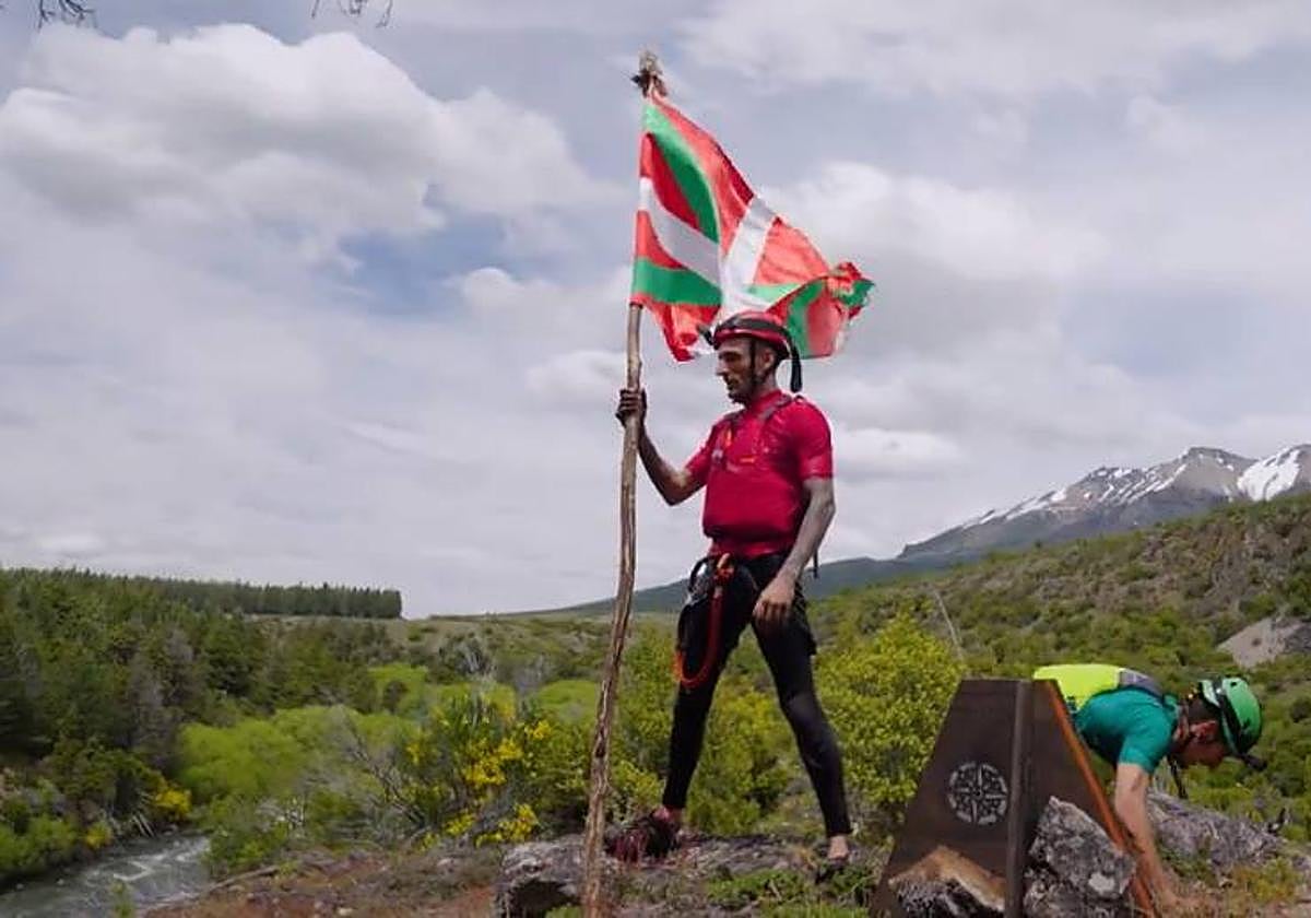 Mejuto, en el momento de ondear la ikurriña de El Conquistador del fin del mundo.